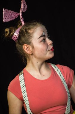 Yaratıcı bir mini stüdyoda çocuk gösterisi. Renkli kıyafetler giyen çocuklar performans gösterir. Bir sürü duygu. Şenlikli atmosfer.  