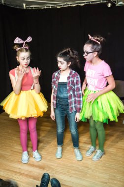 Yaratıcı bir mini stüdyoda çocuk gösterisi. Renkli kıyafetler giyen çocuklar performans gösterir. Bir sürü duygu. Şenlikli atmosfer.  