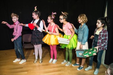 Yaratıcı bir mini stüdyoda çocuk gösterisi. Renkli kıyafetler giyen çocuklar performans gösterir. Bir sürü duygu. Şenlikli atmosfer.  