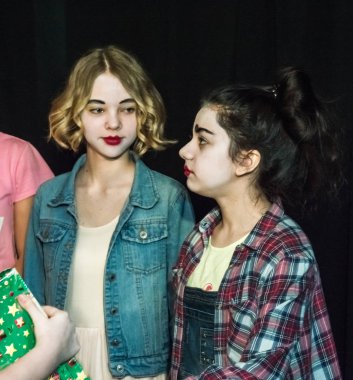 Yaratıcı bir mini stüdyoda çocuk gösterisi. Renkli kıyafetler giyen çocuklar performans gösterir. Bir sürü duygu. Şenlikli atmosfer.  