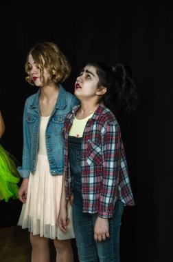 Yaratıcı bir mini stüdyoda çocuk gösterisi. Renkli kıyafetler giyen çocuklar performans gösterir. Bir sürü duygu. Şenlikli atmosfer.  