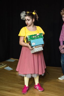 Yaratıcı bir mini stüdyoda çocuk gösterisi. Renkli kıyafetler giyen çocuklar performans gösterir. Bir sürü duygu. Şenlikli atmosfer.  