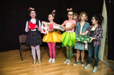 Yaratıcı bir mini stüdyoda çocuk gösterisi. Renkli kıyafetler giyen çocuklar performans gösterir. Bir sürü duygu. Şenlikli atmosfer.  