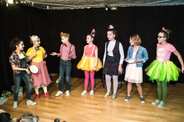 Yaratıcı bir mini stüdyoda çocuk gösterisi. Renkli kıyafetler giyen çocuklar performans gösterir. Bir sürü duygu. Şenlikli bir atmosfer. Odessa, Ukrayna, Nisan 2019