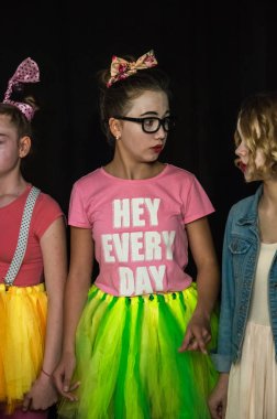 Yaratıcı bir mini stüdyoda çocuk gösterisi. Renkli kıyafetler giyen çocuklar performans gösterir. Bir sürü duygu. Şenlikli bir atmosfer. Odessa, Ukrayna, Nisan 2019