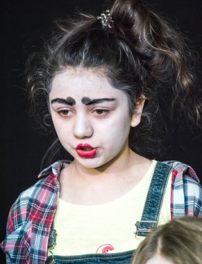 Yaratıcı bir mini stüdyoda çocuk gösterisi. Renkli kıyafetler giyen çocuklar performans gösterir. Bir sürü duygu. Şenlikli bir atmosfer. Odessa, Ukrayna, Nisan 2019