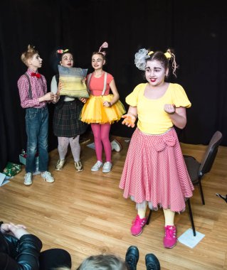 Yaratıcı bir mini stüdyoda çocuk gösterisi. Renkli kıyafetler giyen çocuklar performans gösterir. Bir sürü duygu. Şenlikli bir atmosfer. Odessa, Ukrayna, Nisan 2019