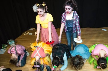 Yaratıcı bir mini stüdyoda çocuk gösterisi. Renkli kıyafetler giyen çocuklar performans gösterir. Bir sürü duygu. Şenlikli bir atmosfer. Odessa, Ukrayna, Nisan 2019