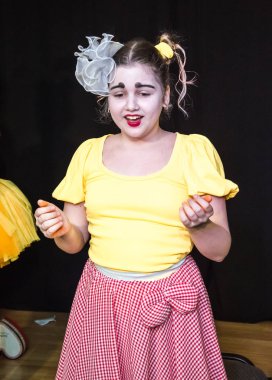 Yaratıcı bir mini stüdyoda çocuk gösterisi. Renkli kıyafetler giyen çocuklar performans gösterir. Bir sürü duygu. Şenlikli bir atmosfer. Odessa, Ukrayna, Nisan 2019