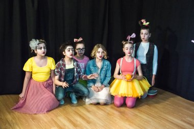 Yaratıcı bir mini stüdyoda çocuk gösterisi. Renkli kıyafetler giyen çocuklar performans gösterir. Bir sürü duygu. Şenlikli bir atmosfer. Odessa, Ukrayna, Nisan 2019