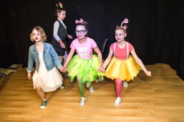 Yaratıcı bir mini stüdyoda çocuk gösterisi. Renkli kıyafetler giyen çocuklar performans gösterir. Bir sürü duygu. Şenlikli bir atmosfer. Odessa, Ukrayna, Nisan 2019