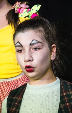 Yaratıcı bir mini stüdyoda çocuk gösterisi. Renkli kıyafetler giyen çocuklar performans gösterir. Bir sürü duygu. Şenlikli bir atmosfer. Odessa, Ukrayna, Nisan 2019