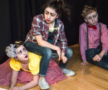 Yaratıcı bir mini stüdyoda çocuk gösterisi. Renkli kıyafetler giyen çocuklar performans gösterir. Bir sürü duygu. Şenlikli bir atmosfer. Odessa, Ukrayna, Nisan 2019