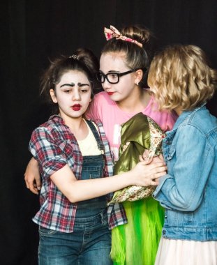 Yaratıcı bir mini stüdyoda çocuk gösterisi. Renkli kıyafetler giyen çocuklar performans gösterir. Bir sürü duygu. Şenlikli bir atmosfer. Odessa, Ukrayna, Nisan 2019