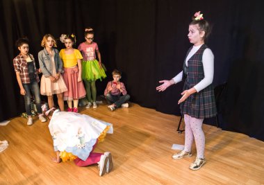 Yaratıcı bir mini stüdyoda çocuk gösterisi. Renkli kıyafetler giyen çocuklar performans gösterir. Bir sürü duygu. Şenlikli bir atmosfer. Odessa, Ukrayna, Nisan 2019