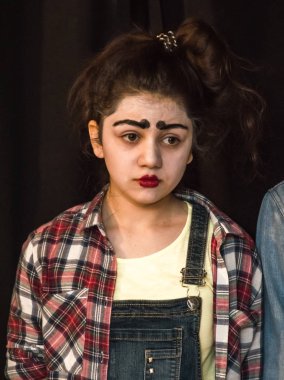 Yaratıcı bir mini stüdyoda çocuk gösterisi. Renkli kıyafetler giyen çocuklar performans gösterir. Bir sürü duygu. Şenlikli bir atmosfer. Odessa, Ukrayna, Nisan 2019