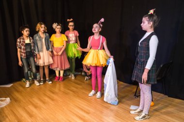 Yaratıcı bir mini stüdyoda çocuk gösterisi. Renkli kıyafetler giyen çocuklar performans gösterir. Bir sürü duygu. Şenlikli bir atmosfer. Odessa, Ukrayna, Nisan 2019