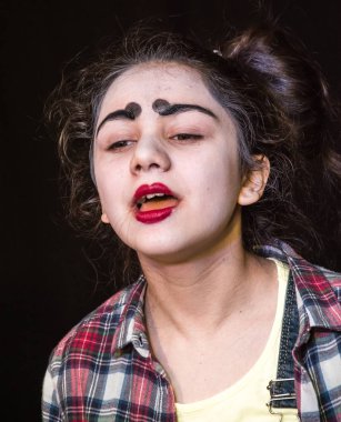 Yaratıcı bir mini stüdyoda çocuk gösterisi. Renkli kıyafetler giyen çocuklar performans gösterir. Bir sürü duygu. Şenlikli bir atmosfer. Odessa, Ukrayna, Nisan 2019