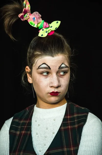 Yaratıcı bir mini stüdyoda çocuk gösterisi. Renkli kıyafetler giyen çocuklar performans gösterir. Bir sürü duygu. Şenlikli bir atmosfer. Odessa, Ukrayna, Nisan 2019