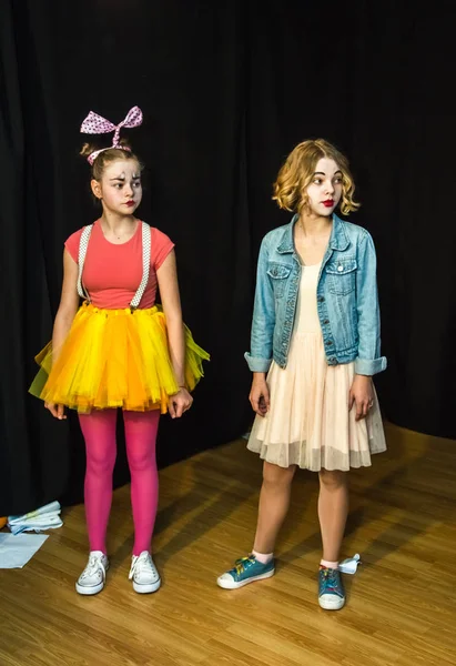 Yaratıcı bir mini stüdyoda çocuk gösterisi. Renkli kıyafetler giyen çocuklar performans gösterir. Bir sürü duygu. Şenlikli bir atmosfer. Odessa, Ukrayna, Nisan 2019