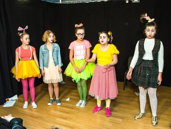 Show Dla Dzieci Twórczym Mini Studio Dzieci Kolorowych Ubraniach Pokazują — Zdjęcie stockowe