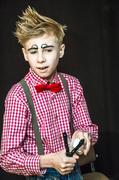 Yaratıcı bir mini stüdyoda çocuk gösterisi. Renkli kıyafetler giyen çocuklar performans gösterir. Bir sürü duygu. Şenlikli bir atmosfer. Odessa, Ukrayna, Nisan 2019