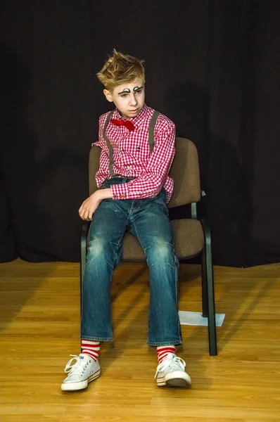 Yaratıcı bir mini stüdyoda çocuk gösterisi. Renkli kıyafetler giyen çocuklar performans gösterir. Bir sürü duygu. Şenlikli bir atmosfer. Odessa, Ukrayna, Nisan 2019