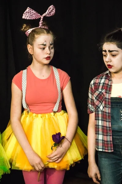 Yaratıcı bir mini stüdyoda çocuk gösterisi. Renkli kıyafetler giyen çocuklar performans gösterir. Bir sürü duygu. Şenlikli bir atmosfer. Odessa, Ukrayna, Nisan 2019