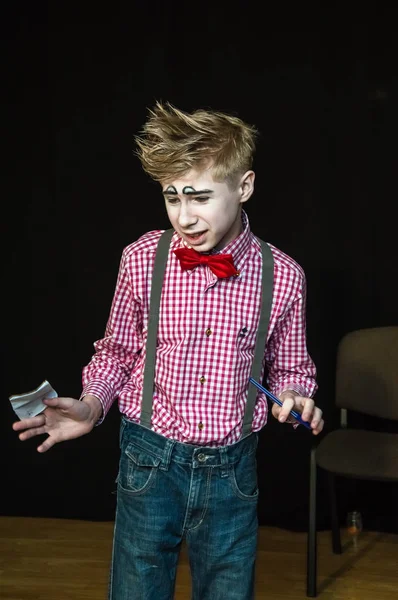 Yaratıcı bir mini stüdyoda çocuk gösterisi. Renkli kıyafetler giyen çocuklar performans gösterir. Bir sürü duygu. Şenlikli bir atmosfer. Odessa, Ukrayna, Nisan 2019