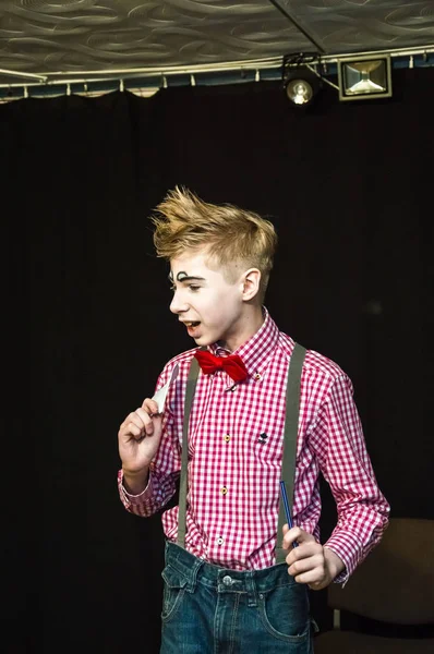 Yaratıcı bir mini stüdyoda çocuk gösterisi. Renkli kıyafetler giyen çocuklar performans gösterir. Bir sürü duygu. Şenlikli bir atmosfer. Odessa, Ukrayna, Nisan 2019