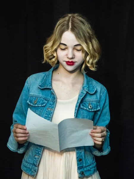 Yaratıcı bir mini stüdyoda çocuk gösterisi. Renkli kıyafetler giyen çocuklar performans gösterir. Bir sürü duygu. Şenlikli bir atmosfer. Odessa, Ukrayna, Nisan 2019