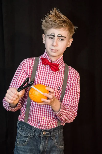 Yaratıcı bir mini stüdyoda çocuk gösterisi. Renkli kıyafetler giyen çocuklar performans gösterir. Bir sürü duygu. Şenlikli atmosfer.