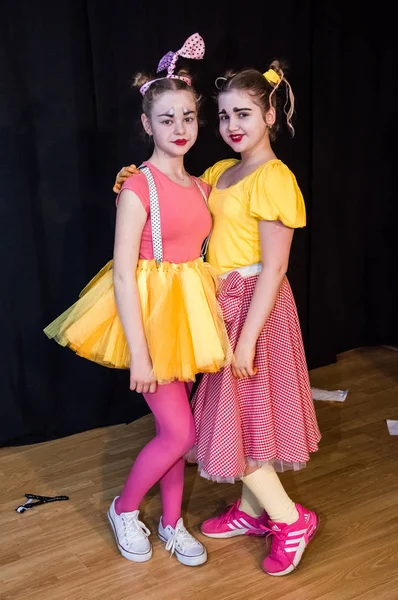 Yaratıcı bir mini stüdyoda çocuk gösterisi. Renkli kıyafetler giyen çocuklar performans gösterir. Bir sürü duygu. Şenlikli atmosfer.  