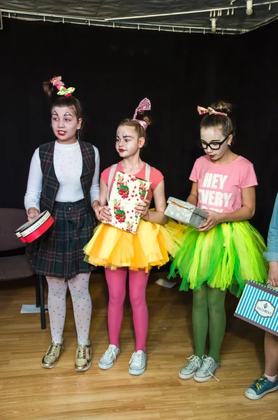 Yaratıcı bir mini stüdyoda çocuk gösterisi. Renkli kıyafetler giyen çocuklar performans gösterir. Bir sürü duygu. Şenlikli atmosfer.  