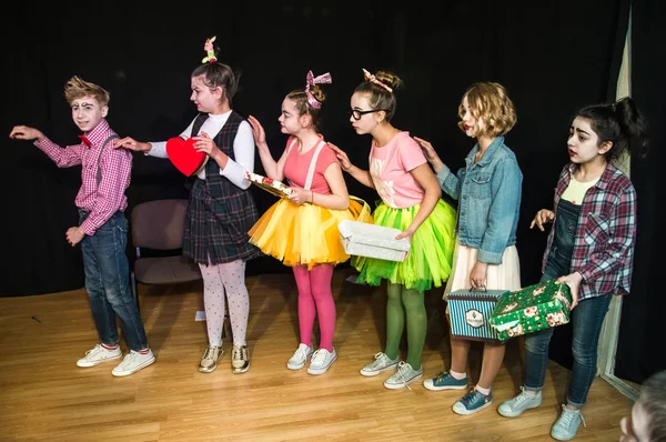 Yaratıcı bir mini stüdyoda çocuk gösterisi. Renkli kıyafetler giyen çocuklar performans gösterir. Bir sürü duygu. Şenlikli atmosfer.  