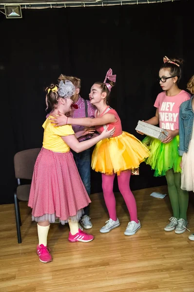 Yaratıcı bir mini stüdyoda çocuk gösterisi. Renkli kıyafetler giyen çocuklar performans gösterir. Bir sürü duygu. Şenlikli atmosfer.  