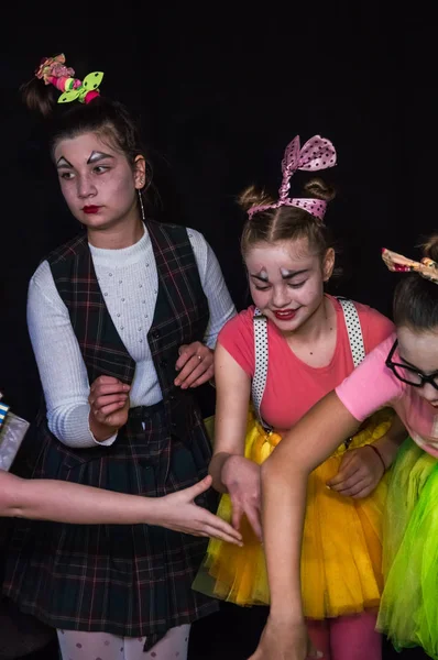 Yaratıcı bir mini stüdyoda çocuk gösterisi. Renkli kıyafetler giyen çocuklar performans gösterir. Bir sürü duygu. Şenlikli atmosfer.  