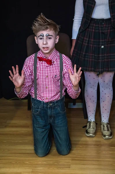 Yaratıcı bir mini stüdyoda çocuk gösterisi. Renkli kıyafetler giyen çocuklar performans gösterir. Bir sürü duygu. Şenlikli atmosfer.  