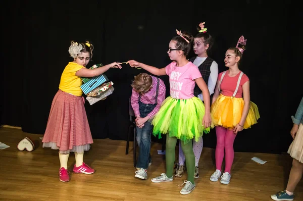 Детское Шоу Творческой Мини Студии Дети Разноцветной Одежде Показывают Спектакль — стоковое фото