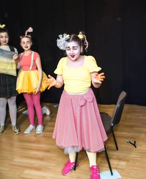 Show Dla Dzieci Twórczym Mini Studio Dzieci Kolorowych Ubraniach Pokazują — Zdjęcie stockowe