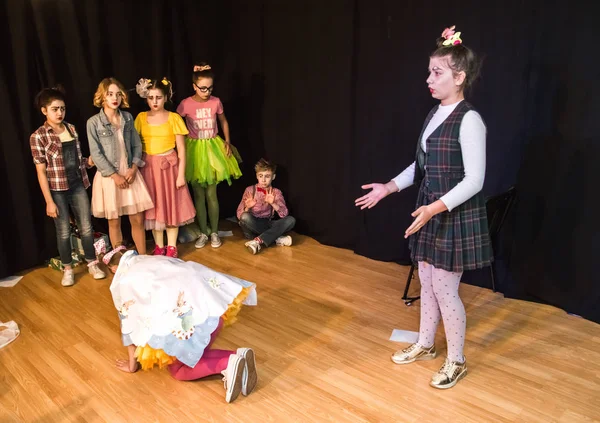 Yaratıcı bir mini stüdyoda çocuk gösterisi. Renkli kıyafetler giyen çocuklar performans gösterir. Bir sürü duygu. Şenlikli bir atmosfer. Odessa, Ukrayna, Nisan 2019