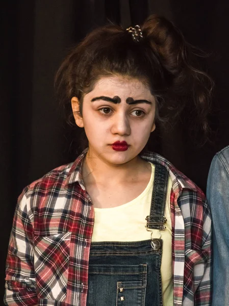 Yaratıcı bir mini stüdyoda çocuk gösterisi. Renkli kıyafetler giyen çocuklar performans gösterir. Bir sürü duygu. Şenlikli bir atmosfer. Odessa, Ukrayna, Nisan 2019