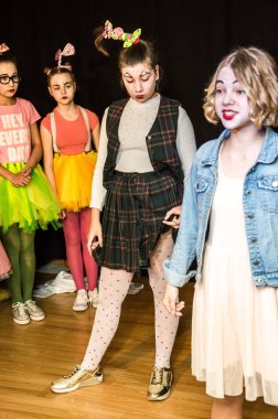 Yaratıcı bir mini stüdyoda çocuk gösterisi. Renkli kıyafetler giyen çocuklar performans gösterir. Bir sürü duygu. Şenlikli bir atmosfer. Odessa, Ukrayna, Nisan 2019