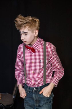 Yaratıcı bir mini stüdyoda çocuk gösterisi. Renkli kıyafetler giyen çocuklar performans gösterir. Bir sürü duygu. Şenlikli bir atmosfer. Odessa, Ukrayna, Nisan 2019