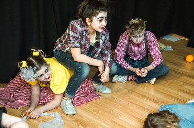 Yaratıcı bir mini stüdyoda çocuk gösterisi. Renkli kıyafetler giyen çocuklar performans gösterir. Bir sürü duygu. Şenlikli bir atmosfer. Odessa, Ukrayna, Nisan 2019