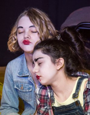 Yaratıcı bir mini stüdyoda çocuk gösterisi. Renkli kıyafetler giyen çocuklar performans gösterir. Bir sürü duygu. Şenlikli bir atmosfer. Odessa, Ukrayna, Nisan 2019