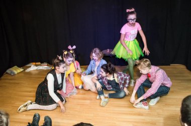 Yaratıcı bir mini stüdyoda çocuk gösterisi. Renkli kıyafetler giyen çocuklar performans gösterir. Bir sürü duygu. Şenlikli bir atmosfer. Odessa, Ukrayna, Nisan 2019