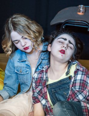 Yaratıcı bir mini stüdyoda çocuk gösterisi. Renkli kıyafetler giyen çocuklar performans gösterir. Bir sürü duygu. Şenlikli bir atmosfer. Odessa, Ukrayna, Nisan 2019