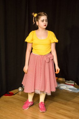 Yaratıcı bir mini stüdyoda çocuk gösterisi. Renkli kıyafetler giyen çocuklar performans gösterir. Bir sürü duygu. Şenlikli bir atmosfer. Odessa, Ukrayna, Nisan 2019