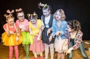 Yaratıcı bir mini stüdyoda çocuk gösterisi. Renkli kıyafetler giyen çocuklar performans gösterir. Bir sürü duygu. Şenlikli bir atmosfer. Odessa, Ukrayna, Nisan 2019